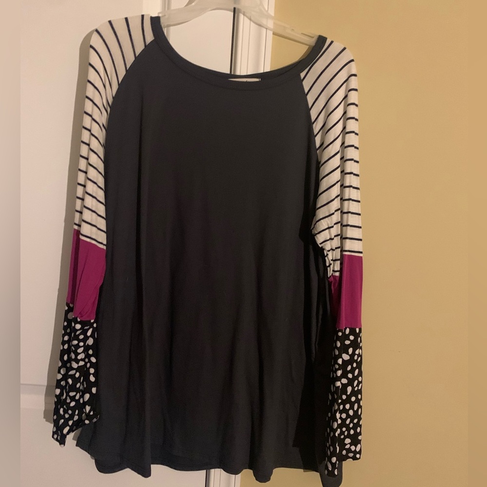2X long sleeve tee. Fun arm detail. Rayon material